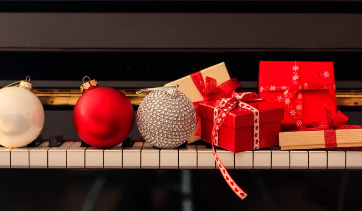 Geschenke auf Klavier Tastatur Weihnachten